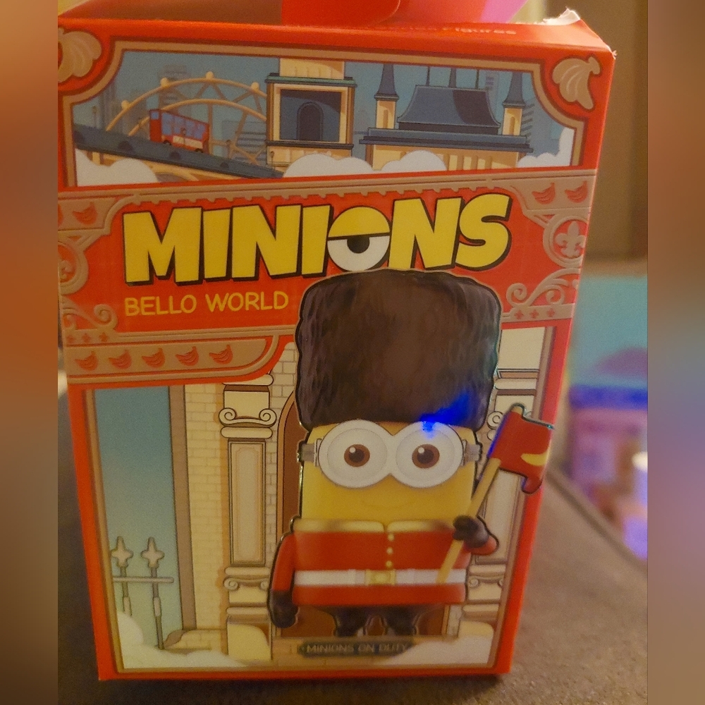 Popmart Minions Bello World Tulip Picking Carl.